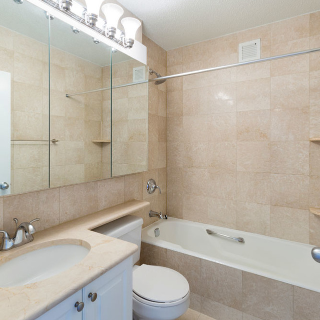 Windsor Court - Spacious Bathroom with Bath Tub