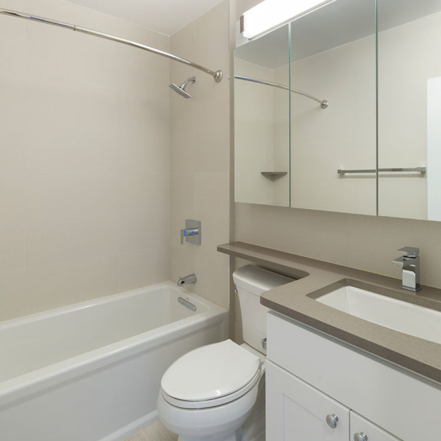 Windsor Court - Spacious Bathroom with Bath Tub