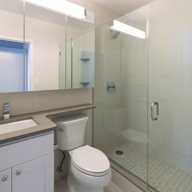 Windsor Court - Fully Equipped Bathroom with Bath Tub